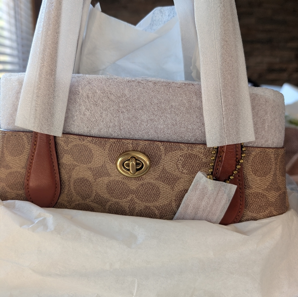 Lora Carryall 30 In Signature Canvas - Picture 6 of 7